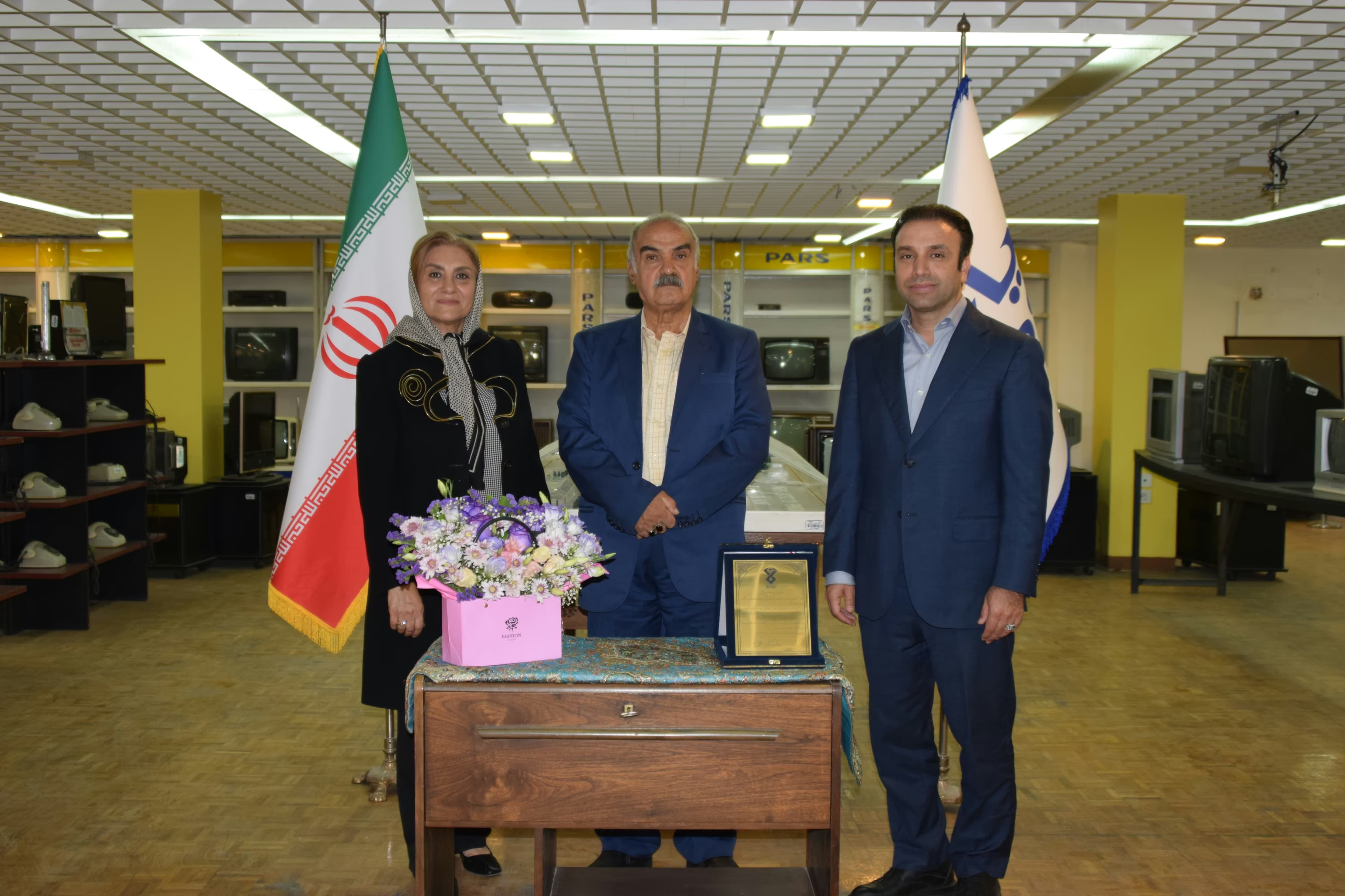 تجلیل از خانم مریم پکنه در راستای حفظ میراث صنعتی «پارس‌الکتریک»