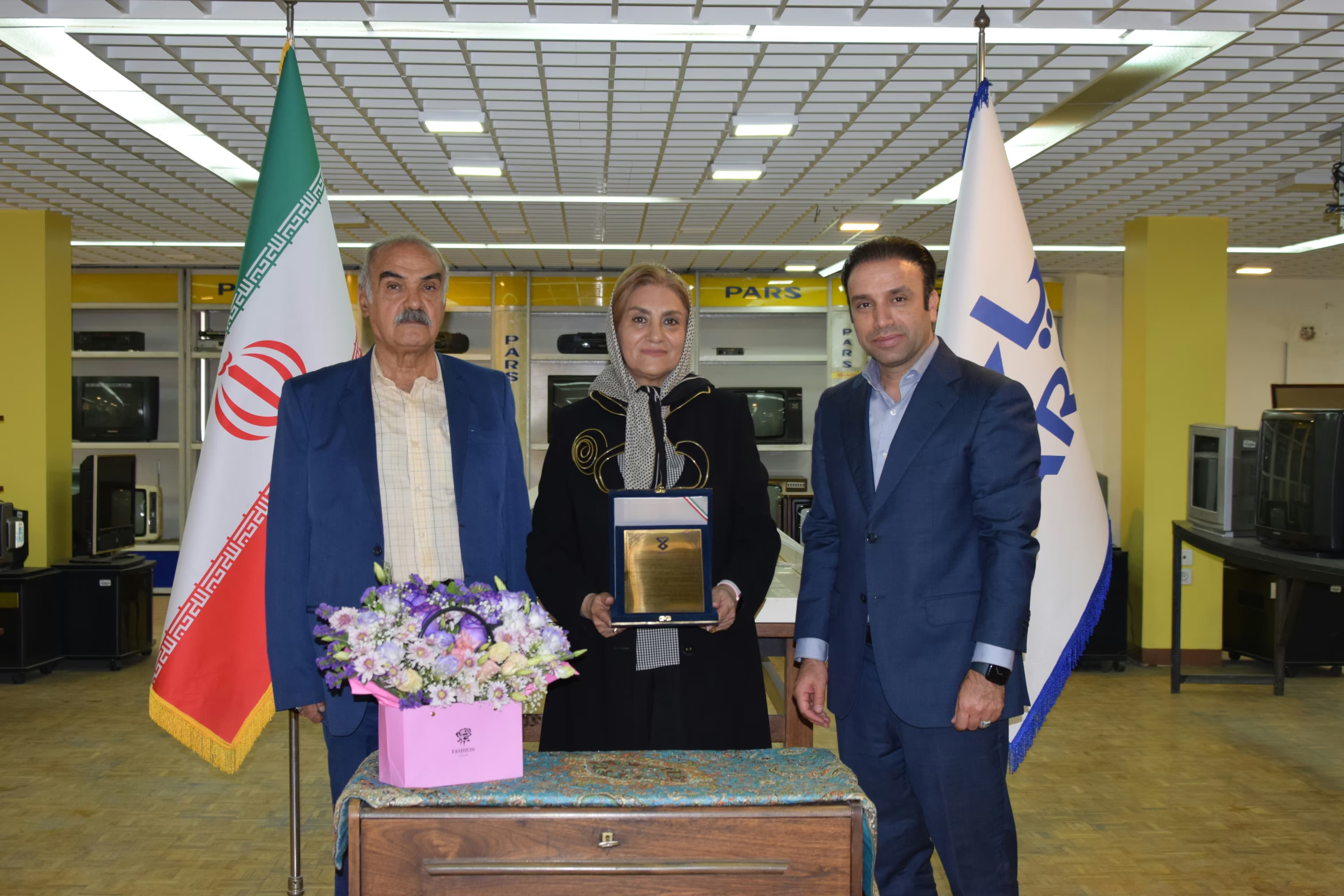 تجلیل از خانم مریم پکنه در راستای حفظ میراث صنعتی «پارس‌الکتریک»